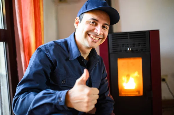 Tekniker Som Underhåller Pellets Stuvning Värmare — Stockfoto