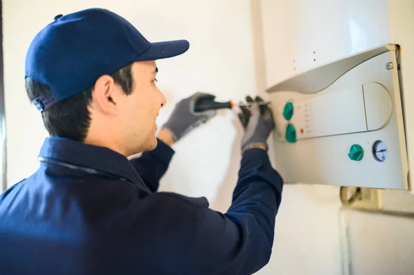 Técnico Reparando Calentador Agua Caliente — Foto de Stock