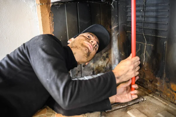 Junge Schornsteinfeger Bei Der Arbeit — Stockfoto