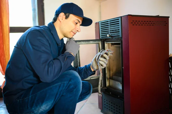 Technicien Entretenant Poêle Granulés — Photo