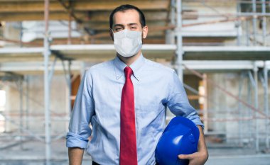 Maskeli site yöneticisi portresi, covid coronavirus konsepti