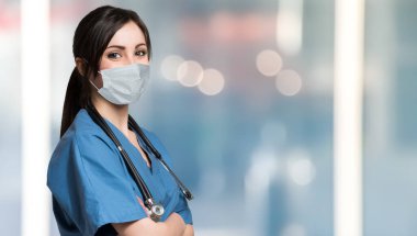 Coronavirus konsepti takmış bir sağlık çalışanının portresi.