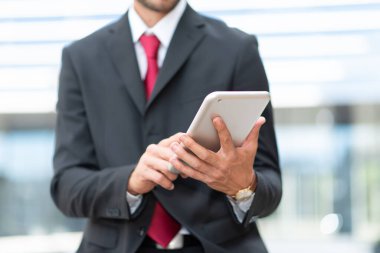 Dijital tabletini kullanan bir iş adamının ayrıntıları