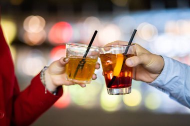 Arkadaşlar diskoda kadeh kaldırıyor.