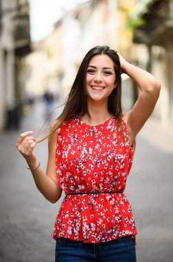 Saçlarıyla oynayan güzel bir kadının portresi.  