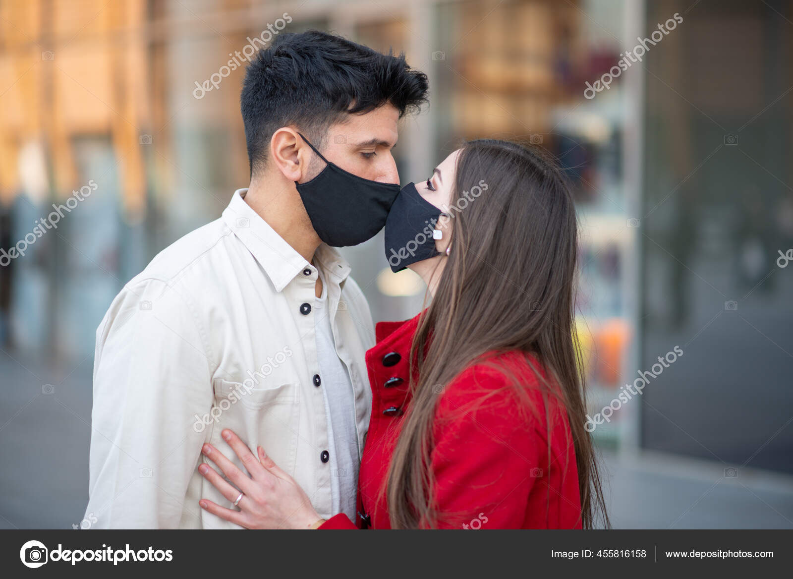Pareja Besándose Mientras Usa Una Máscara Covid Coronavirus Concepto Amor:  fotografía de stock © minervastock #455816158 | Depositphotos