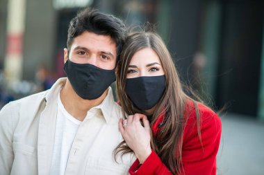 Maske takan genç bir çiftin portresi, covid ve coronavirus konsepti