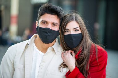 Maske takan genç bir çiftin portresi, covid ve coronavirus konsepti
