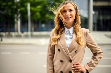 Kendine güvenen genç bayan yönetici gülümsüyor. 