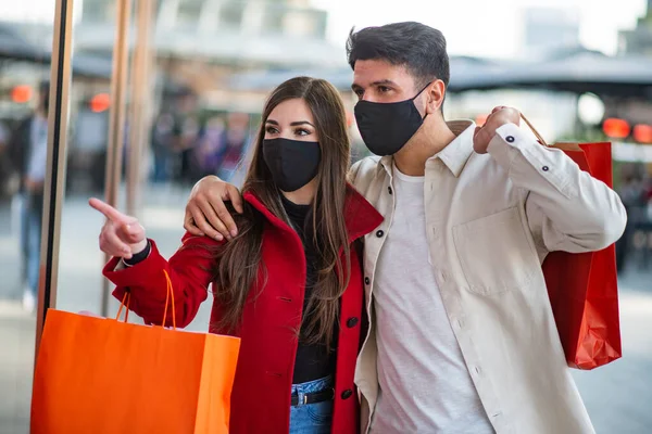 Covid Coronavirus Alışverişi Alışveriş Torbaları Taşıyan Genç Bir Çift — Stok fotoğraf