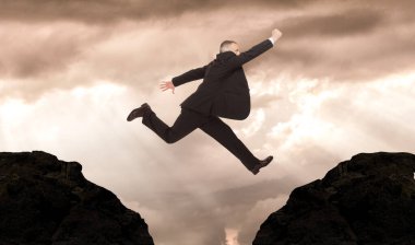 Bir dağdan diğerine atlayan iş adamı, iş değişikliği ve risk kavramı