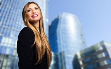 Modern bir şehir ortamında kendine güvenen genç bir bayan yönetici.