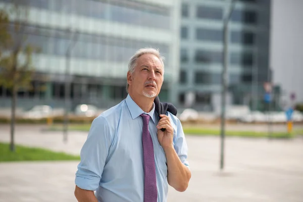 Porträtt Erfaren Affärsman Som Vandrar Modern Stad — Stockfoto