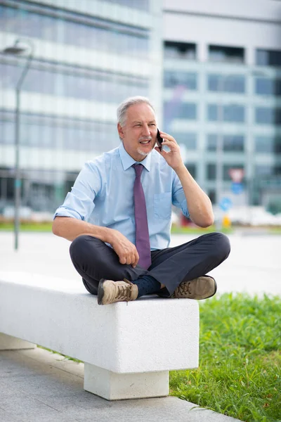 Retrato Empresário Sênior Sorridente Usando Seu Smartphone Móvel Livre Enquanto — Fotografia de Stock