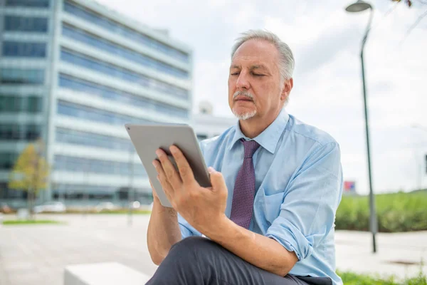 Hombre Negocios Senior Usando Tableta Una Ciudad Concepto Tecnología Empresarial —  Fotos de Stock