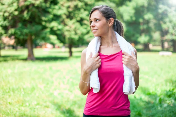 Parkta Spor Yapan Aktif Bir Kadın — Stok fotoğraf