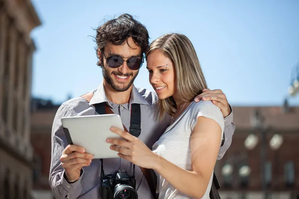 Couple Touristes Utilisant Une Tablette Pour Trouver Des Endroits Intéressants — Photo