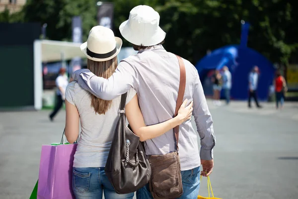 Koppel Doen Winkelen Een Stedelijke Straat — Stockfoto