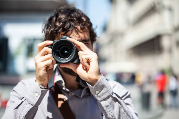 Close Fotógrafo Usando Sua Câmera — Fotografia de Stock