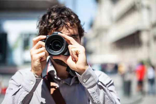 Zbliżenie Fotograf Pomocą Jego Aparat — Zdjęcie stockowe