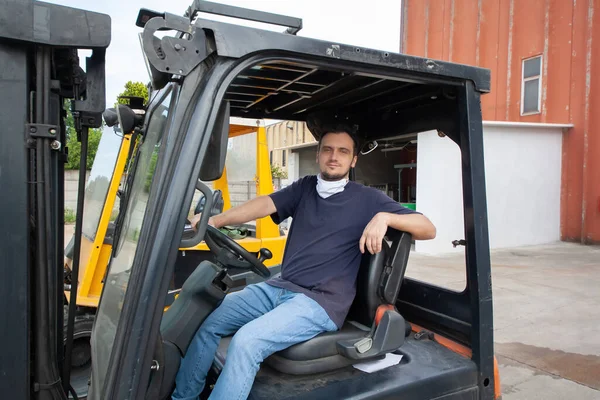 Werknemer Die Een Industriële Vorkheftruck Bedient Een Inrichting — Stockfoto