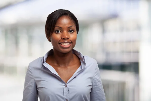 Sorrindo Jovem Afro Americana Empresária Quarto Brilhante — Fotografia de Stock