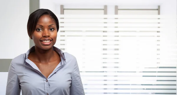 Sorrindo Jovem Mulher Negócios Negra Quarto Brilhante — Fotografia de Stock