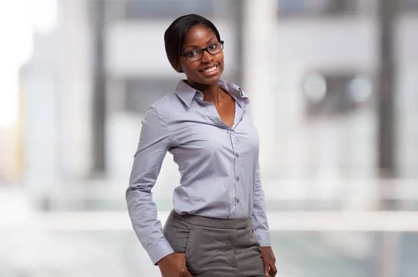 Souriante Jeune Femme Affaires Afro Américaine Dans Une Pièce Lumineuse — Photo