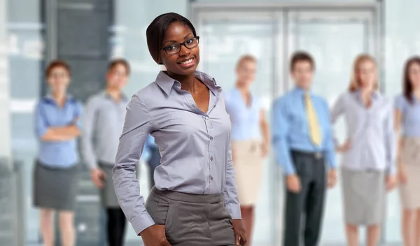 Una Giovane Donna Affari Afroamericana Sorridente Fronte Gruppo Uomini Affari — Foto Stock