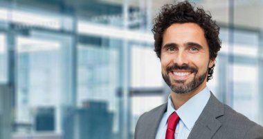 Modern bir ofiste yakışıklı bir işadamının portresi.