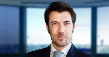 Modern bir ofiste yakışıklı bir işadamının portresi.