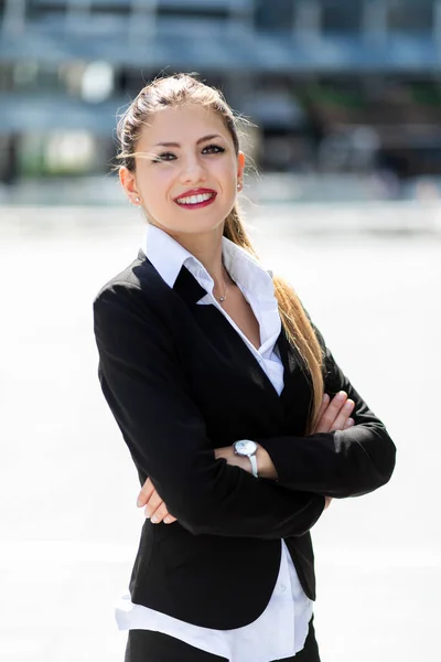 Une Jeune Femme Gestionnaire Confiante Plein Air Dans Cadre Urbain — Photo