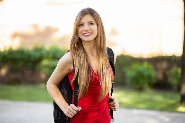 Vrouwelijke Student Wandelen Het Park Glimlachen — Stockfoto