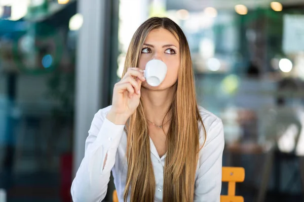 美丽的女人在咖啡店喝咖啡 — 图库照片