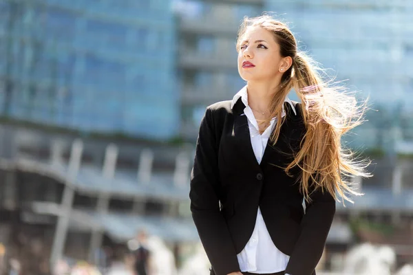 Zelfverzekerde Jonge Vrouwelijke Manager Outdoor Een Moderne Stedelijke Omgeving — Stockfoto