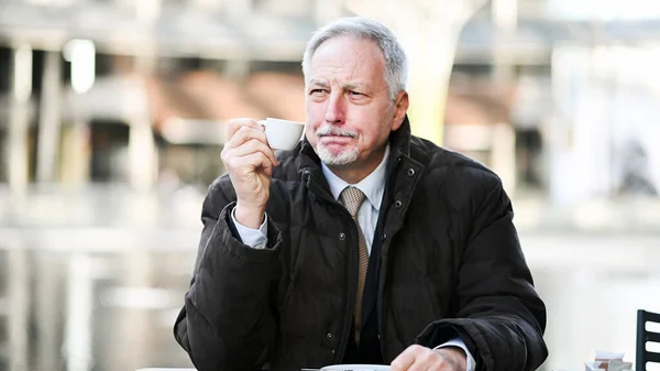 Senior Manager Bei Einem Kaffee Freien — Stockfoto