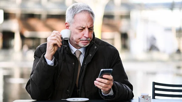 Gerente Senior Tomando Café Aire Libre Mientras Usa Teléfono Inteligente —  Fotos de Stock