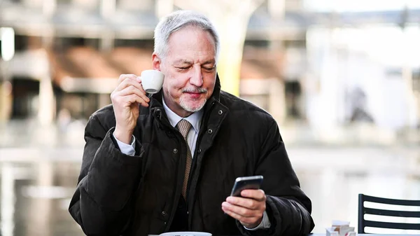 Seniorchef Trinkt Kaffee Freien Während Sein Smartphone Benutzt — Stockfoto