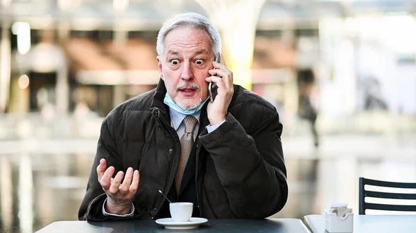 Chefen Har Kaffe Utomhus Blir Arg Telefonen Och Hålla Mask — Stockfoto