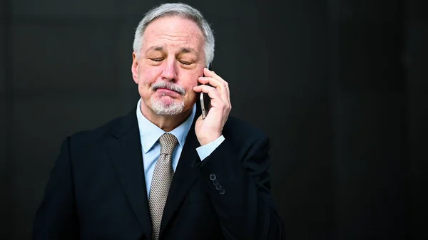 Senior Manager Aan Telefoon Kijkt Teleurgesteld Boos — Stockfoto