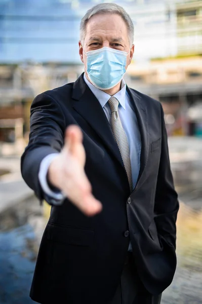 Senior Manager Una Stretta Mano Indossando Una Maschera Protettiva All — Foto Stock