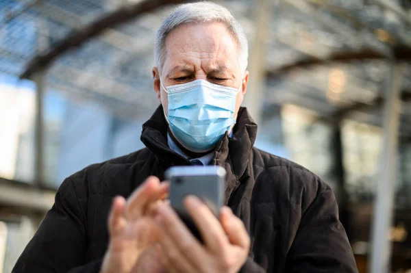 Hombre Mayor Usando Teléfono Inteligente Aire Libre Mientras Usa Una — Foto de Stock