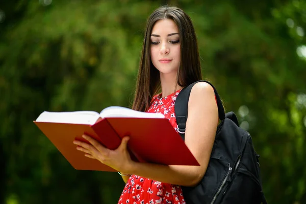 Mooie Vrouwelijke Student Het Lezen Van Een Boek Outdoor — Stockfoto