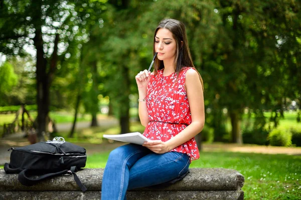 Piękna Studentka Czyta Książkę Ławce Parku — Zdjęcie stockowe