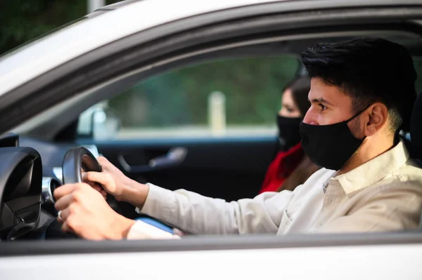 Young Couple Car Wearing Protective Masks Covid Coronavirus Pandemic — Stock Photo, Image