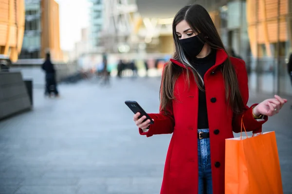 Maskerad Ung Kvinna Går Stad Medan Hon Använder Sin Mobiltelefon — Stockfoto