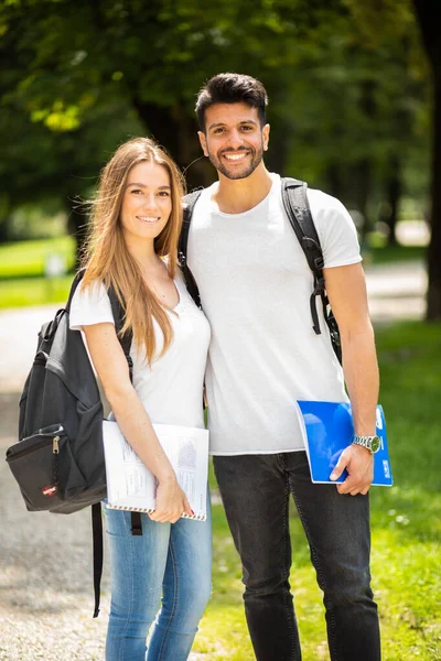 Estudiantes Felices Aire Libre Sonriendo Día Soleado Caliente — Foto de Stock