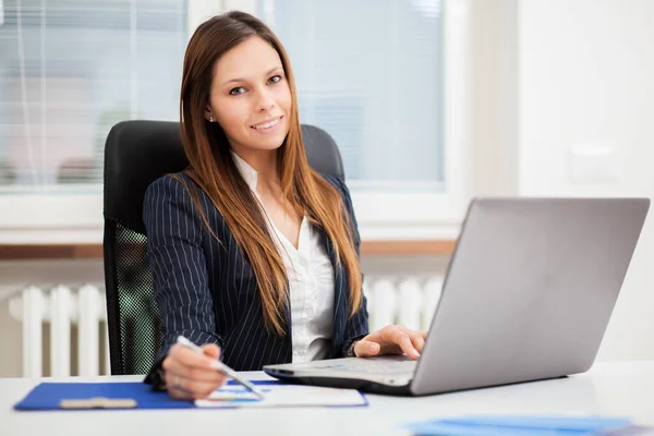 Young Businesswoman Using Laptop Office — Stock Photo, Image