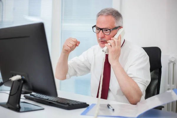 Porträt Eines Wütenden Geschäftsmannes Der Telefon Brüllt — Stockfoto