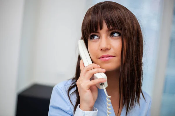 Ung Sekreterare Telefon Sitt Kontor — Stockfoto